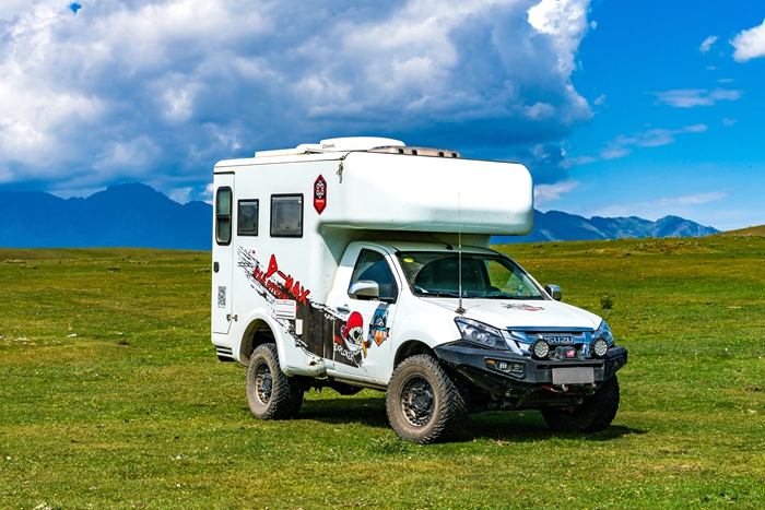 夏天开四驱越野房车去新疆，在无边无际的草原上打滚吧！